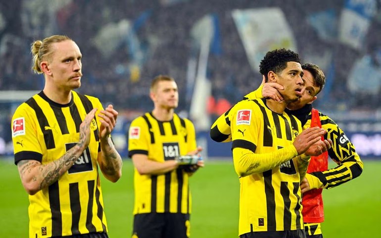Dortmund empata com Schalke em clássico e deixa Bayern abrir vantagem na ponta