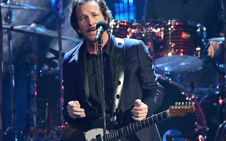 Pearl Jam volta a fazer shows e traz o guitarrista Josh Klinghoffer