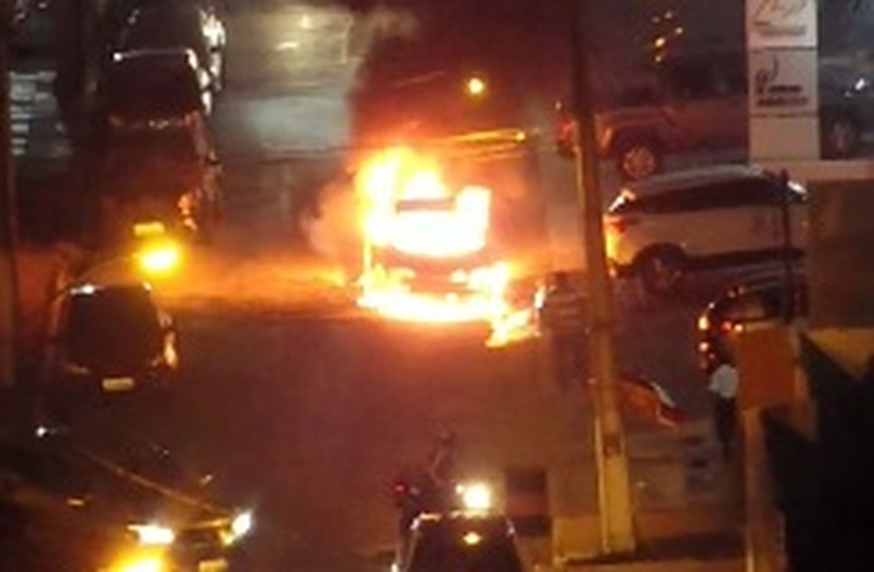 CARRO PEGA FOGO NO BAIRRO JARDINS