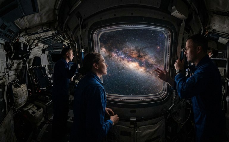 NASA divulga imagem impressionante da Via Láctea após missão Artemis II
