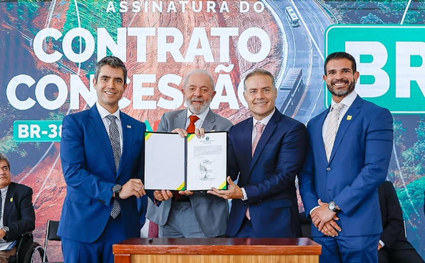 Lula e Renan Filho comemoram assinatura de contrato de rodovia em Minas Gerais