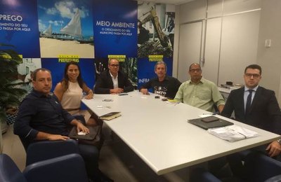 Após reunião com senador Rodrigo Cunha, equipe da Caixa Seguradora visita bairro do Pinheiro