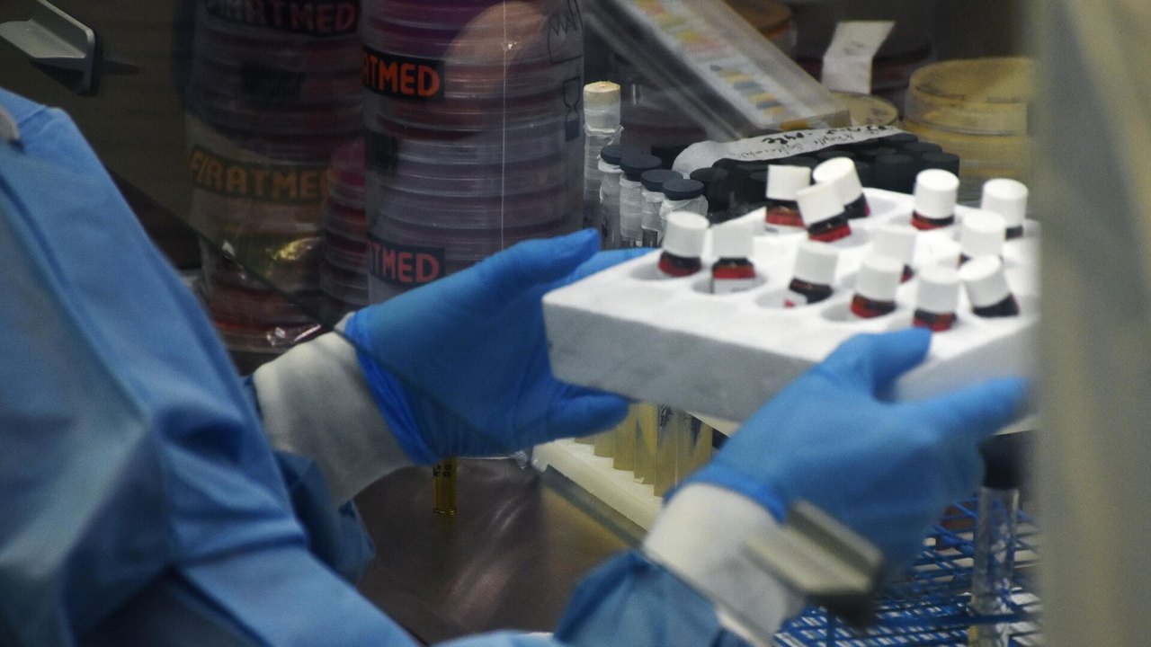 Laboratórios dos EUA na Ucrânia teriam agentes biológicos letais para eliminar russos, diz analista
