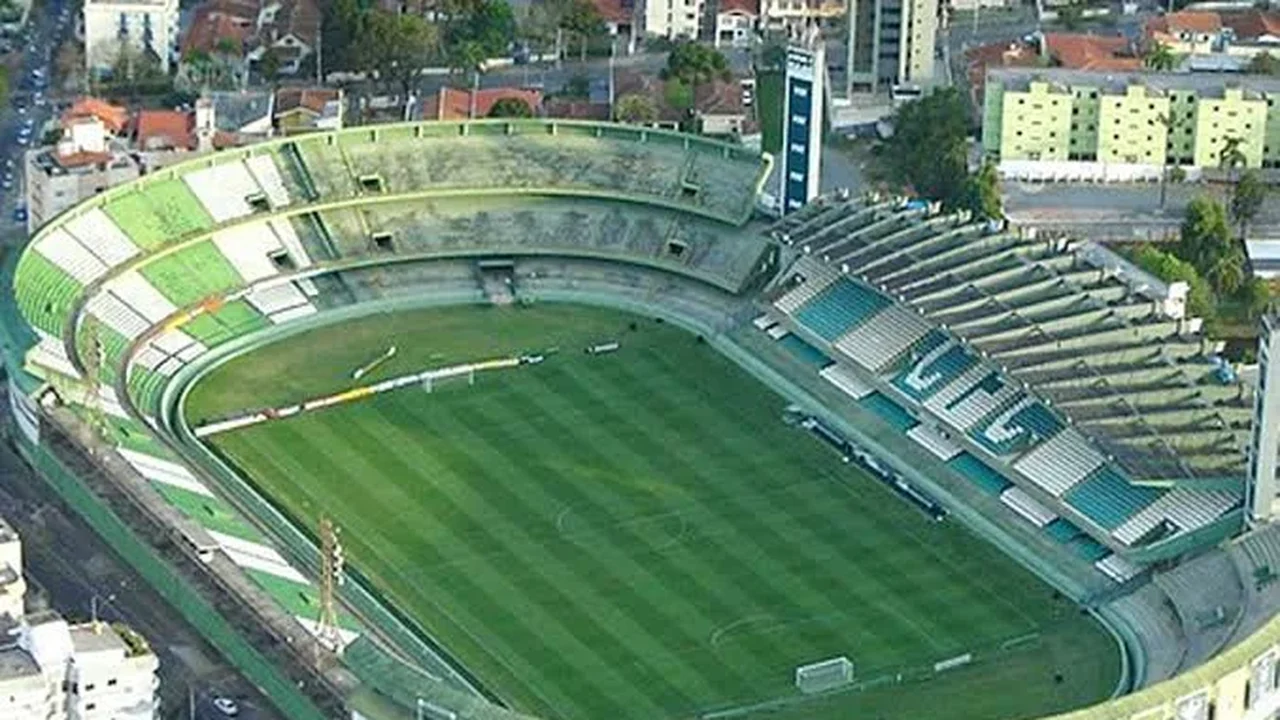 Zagueiro do Coritiba faz chá revelação no Couto Pereira ao lado da família