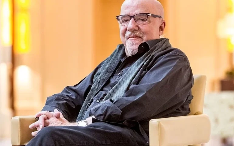 'O Alquimista': Adaptação de livro de Paulo Coelho negocia com diretor de 'Adolescência'