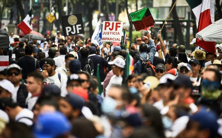 Manifestantes invadem Senado mexicano e interrompem debate sobre reforma judicial