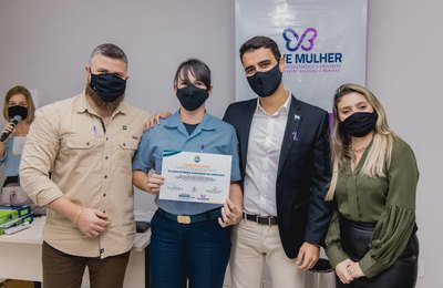 Prefeito JHC entrega certificados e reforça prioridade no combate à violência contra a mulher