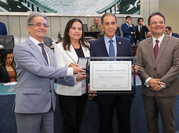 Desembargador Orlando Rocha recebe Comenda Tavares Bastos