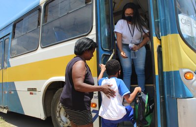 Transporte de alunos até a escola é seguro e acompanhado por monitores da Educação
