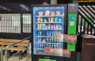 Vigilância Sanitária interdita máquina de venda automática em situação irregular