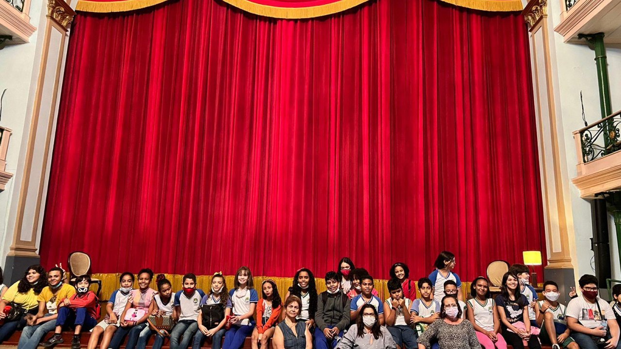 Alunos da rede municipal assistem espetáculo teatral sobre vida e obra de Graciliano Ramos