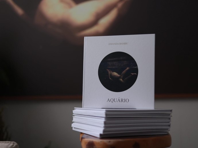 Amanda Bambu lança o fotolivro Aquário no dia 26 de setembro, no Carambola Lab