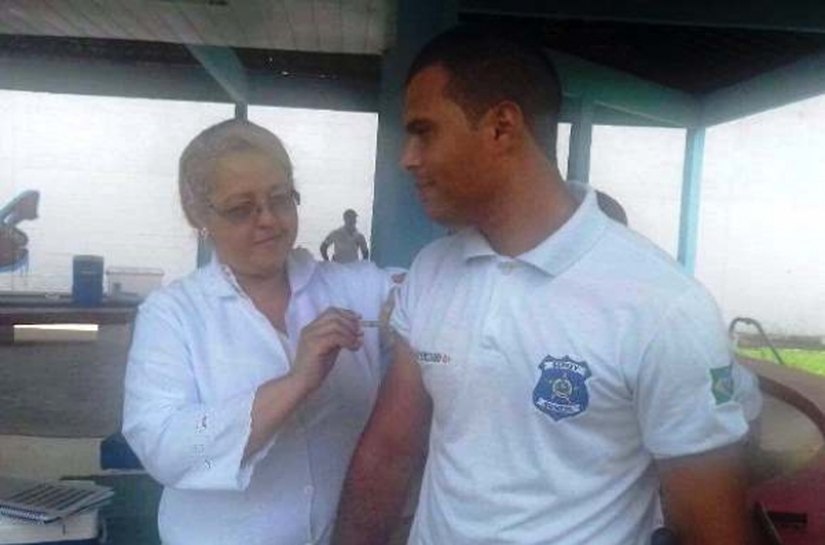 Socioeducandos e funcionários da Seprev recebem vacina tríplice viral