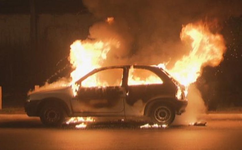 Bandidos trancam vítima em seu próprio veículo, ateiam fogo e fogem