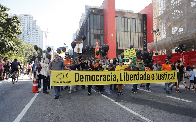 Protesto pró-Deltan em SP tem faixa contra Zanin no STF