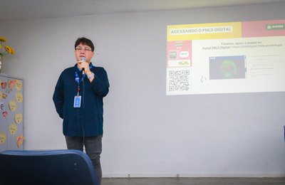 Seduc promove encontro para orientar escolha de livros didáticos para o Ensino Médio