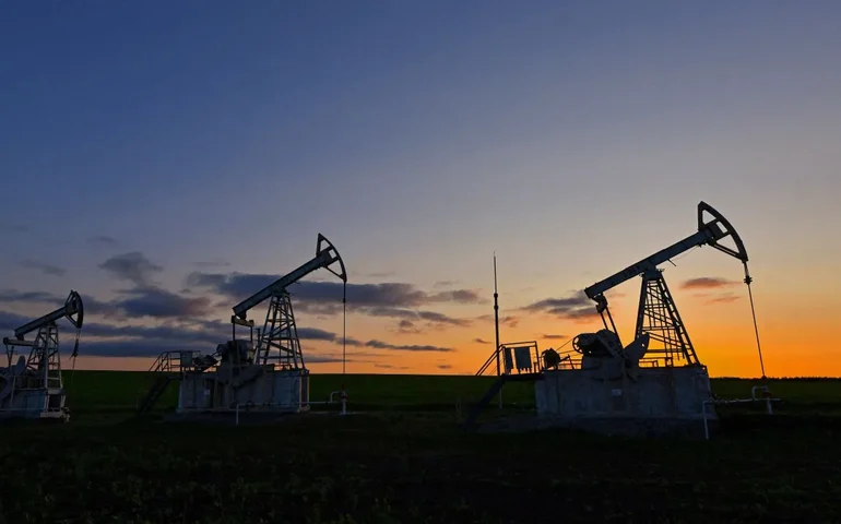 Ucrânia lança ataques de drones contra a Rússia e danifica refinarias de petróleo