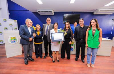 Câmara homenageia ex-secretária de Educação, Rosineide Lins, com Comenda Élcio Verçosa