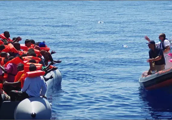 Vídeo mostra o resgate dramático de grupo de refugiados em naufrágio, na Indonésia; assista