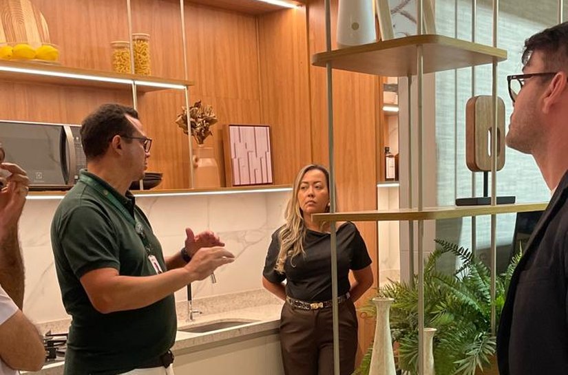 Visita ao apartamento decorado ajuda clientes a tomar decisão de compra com mais segurança