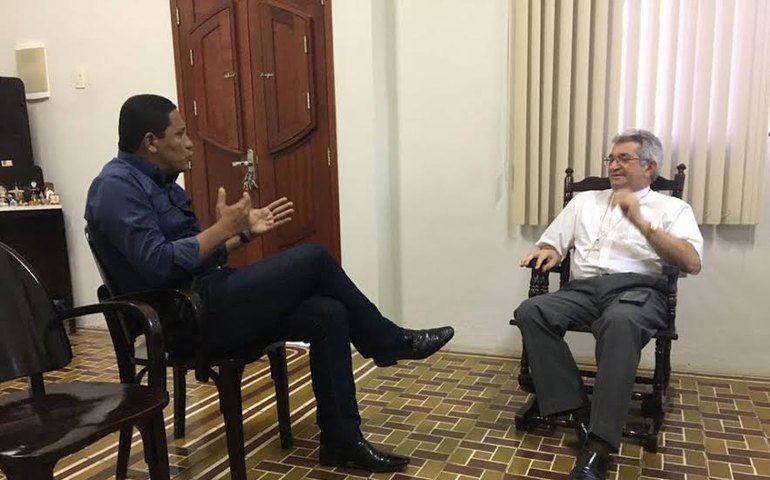 Prefeito e bispo se reúnem para discutir problemas relacionados à seca, em Palmeira