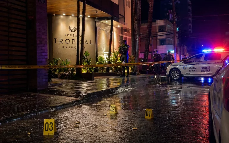 Falsos policiais invadem pousada e trocam tiros com hóspede na Pajuçara