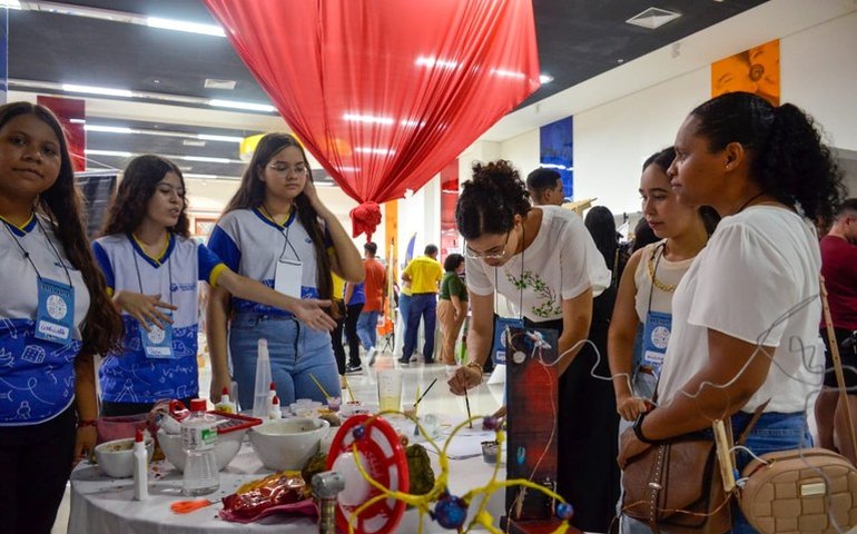 Mostra científica do Campus Arapiraca promove interação com a população