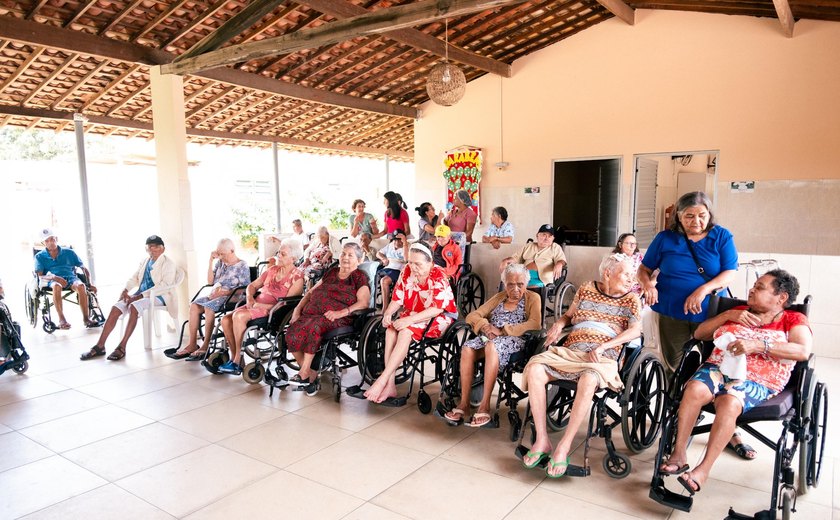 Casa Dos Velhinhos recebe uma tonelada de alimentos do Programa Alagoas Sem Fome