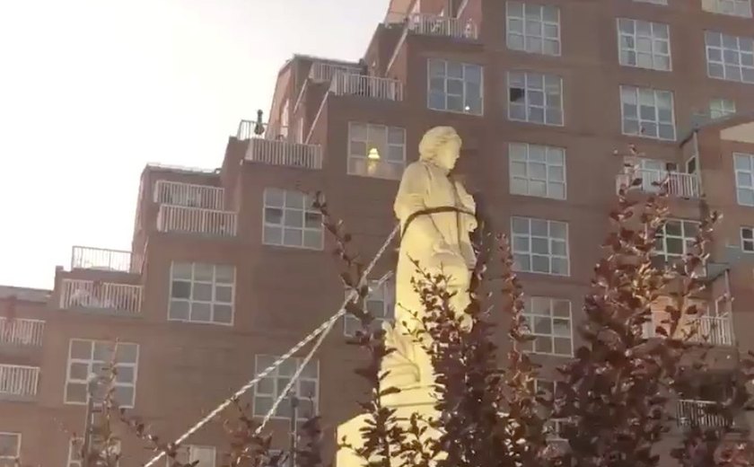 Estátua de Cristóvão Colombo é derrubada em Baltimore, nos EUA