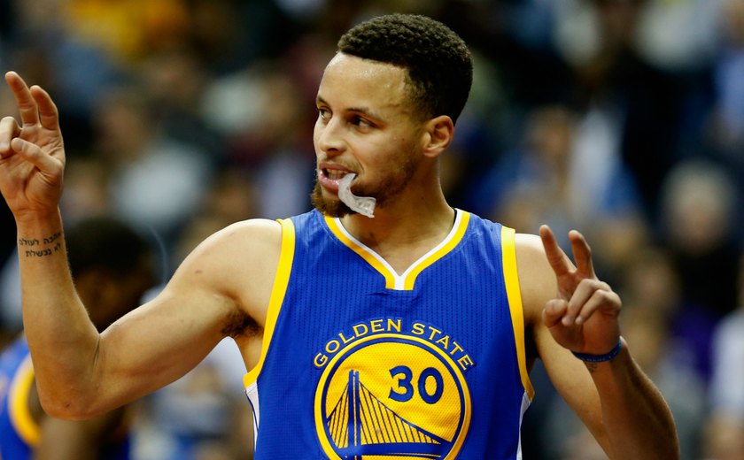 Em Los Angeles, Curry brilha e Warriors batem Lakers no jogo de estreia na NBA