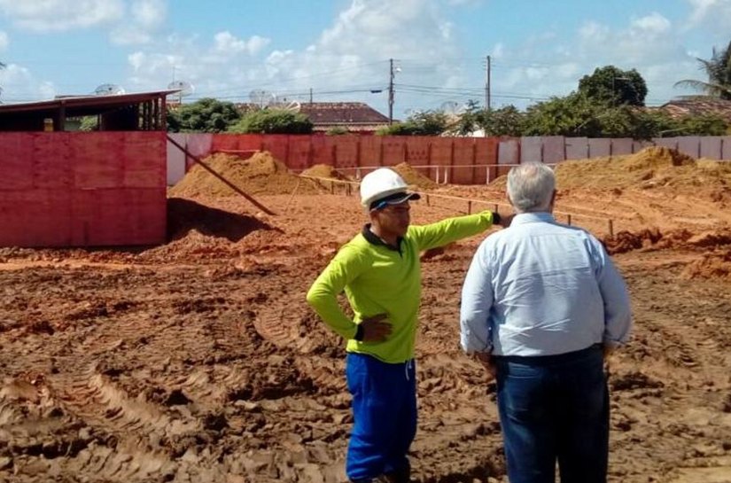 Teófilo vistoria construção do Centro de Iniciação ao Esporte na Vila Bananeiras