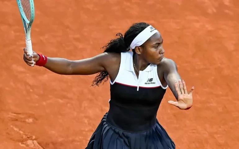 Gauff supera decepção em 2022 e se emociona com taça em Roland Garros: 'Não achei que venceria'