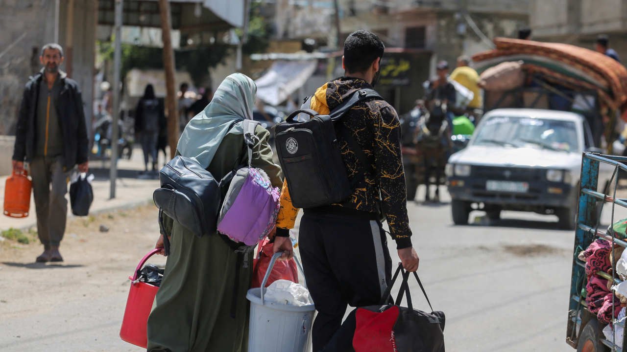 Israel deu 'ordem de retirada e imediatamente começou a lançar bombas', conta palestina em Rafah 