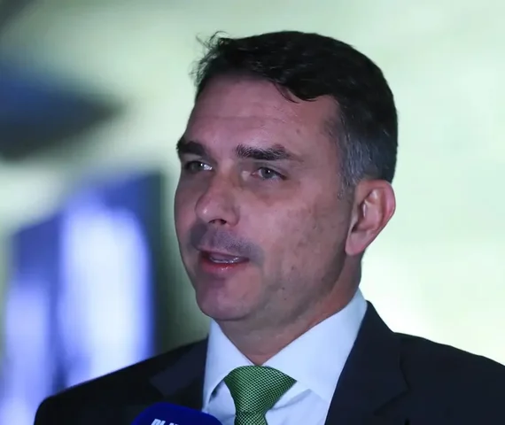 Pressionado pelo eleitorado, Flávio Bolsonaro recua e anuncia voto a favor do fim da escala 6x1