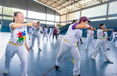 Pessoas idosas do Serviço de Convivência participam de aulão de capoeira