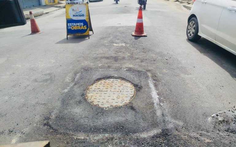Operação Tampa Bueiro avança com melhorias em ruas de Maceió