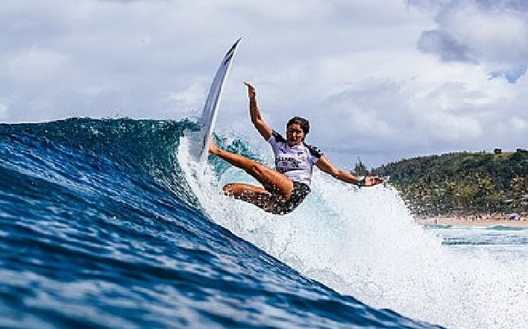 Quem é Luana Silva, a surfista que trocou bandeira do Havaí pela do Brasil
