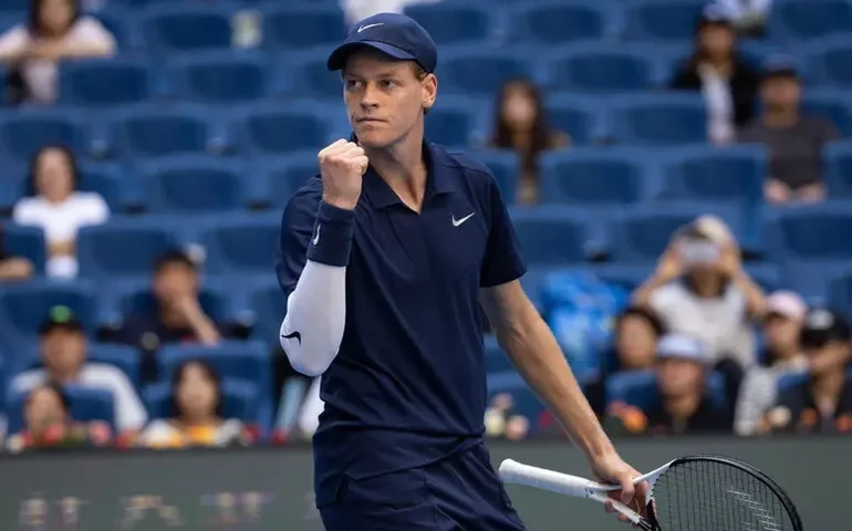 Sinner bate Marozsán por 2 a 0 e vai à semifinal em Pequim