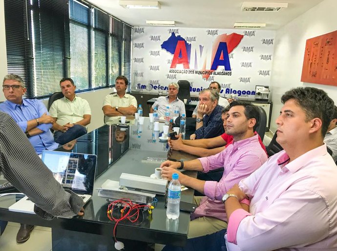 Rodrigo Valença participa de reunião sobre iluminação pública em LED