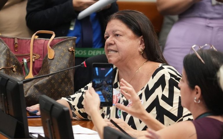 Comissão aprova punição para quem divulgar desafios perigosos para crianças na internet