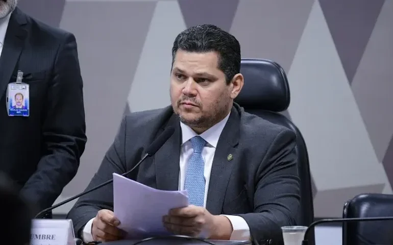 Alcolumbre diz que Lula não o procurou para discutir reforma ministerial