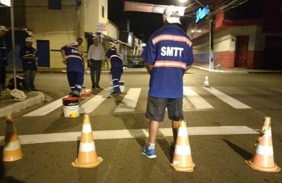 Prefeito Rogério Teófilo acompanha pintura de sinalização de faixas em Arapiraca
