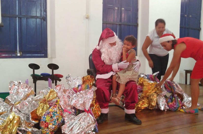 Taxistas promovem festa natalina para crianças da creche do Lar São Domingos