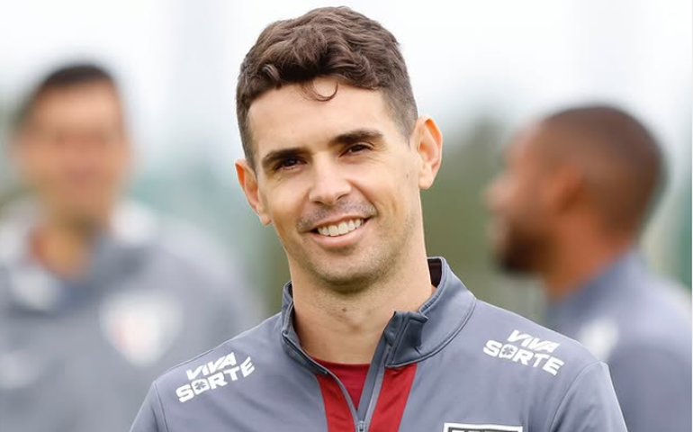 Oscar é apresentado pelo São Paulo e nega mágoa após saída conturbada: 'Sempre recebi carinho'