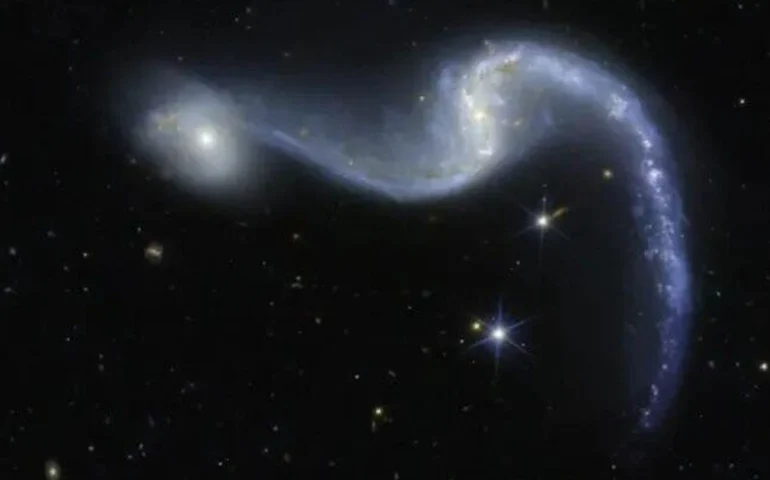 Guirlanda cósmica: telescópio registra galáxia rara a 392 milhões de anos-luz