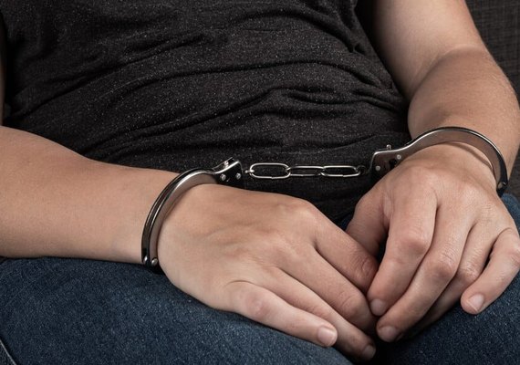 Alegando tiro acidental, mulher é presa no interior de Alagoas acusada de homícidio