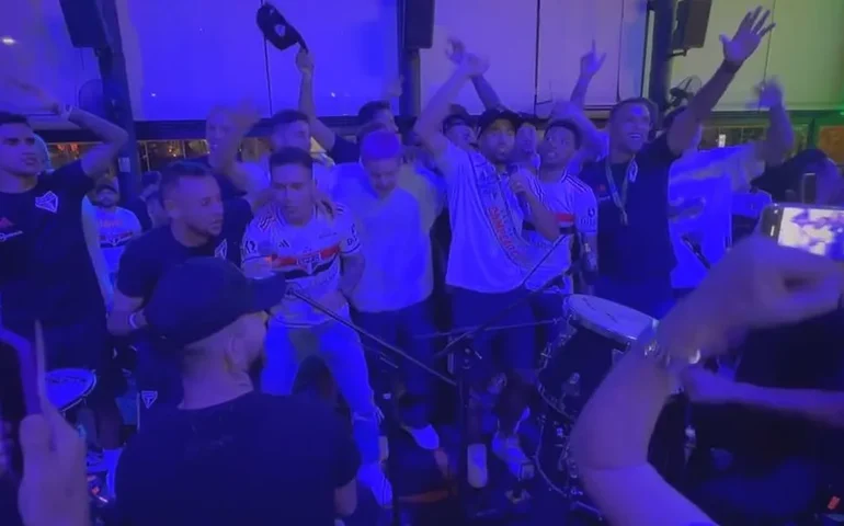 Ex-Fla, Rafinha canta versão de hino rubro-negro na festa do título do São Paulo