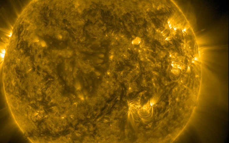 Enorme grupo de manchas solares surge no lado oculto do Sol e preocupa cientistas