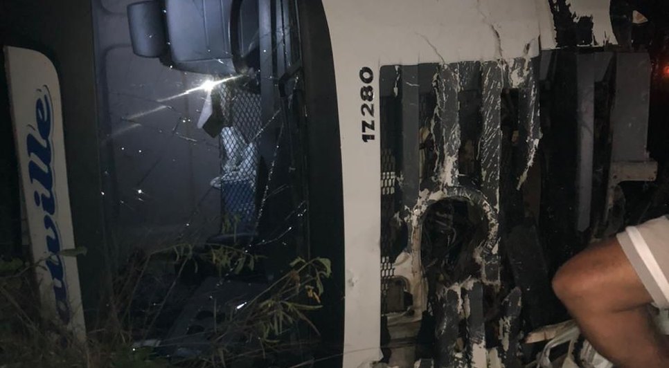 Acidente entre carro e caminhão de fábrica de laticínios deixa três pessoas mortas em Sergipe