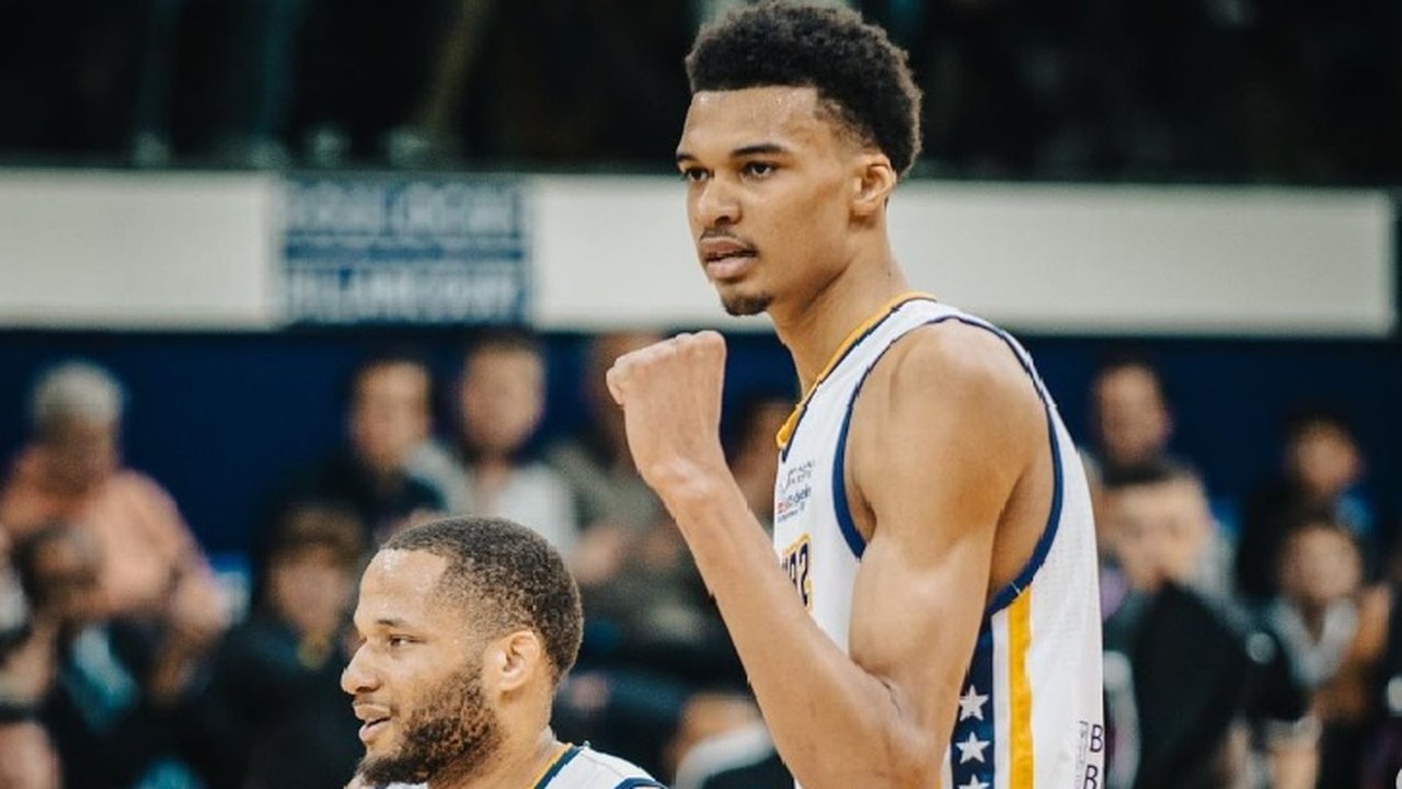Wembanyama estreia com derrota na NBA e é ofuscado por Doncic; Heat e Boston vencem